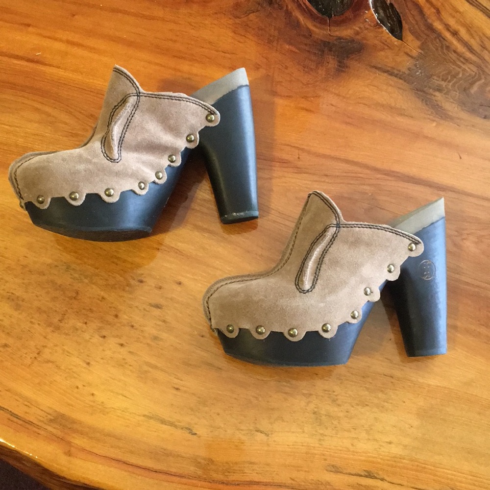 Flogg clogs will HUG your feet! Sz 6, light tan, excellent condition! Heel 5'